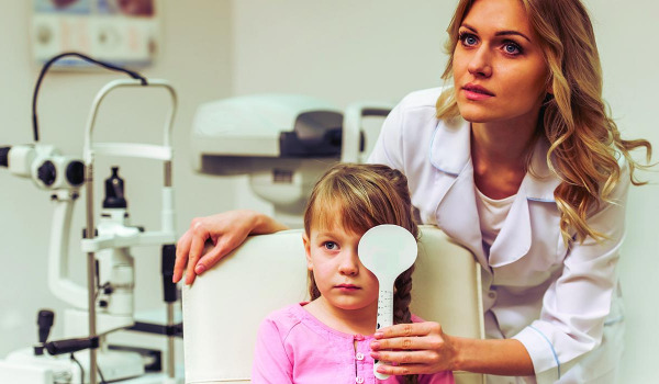 La importancia de los controles con el oculista pediatra